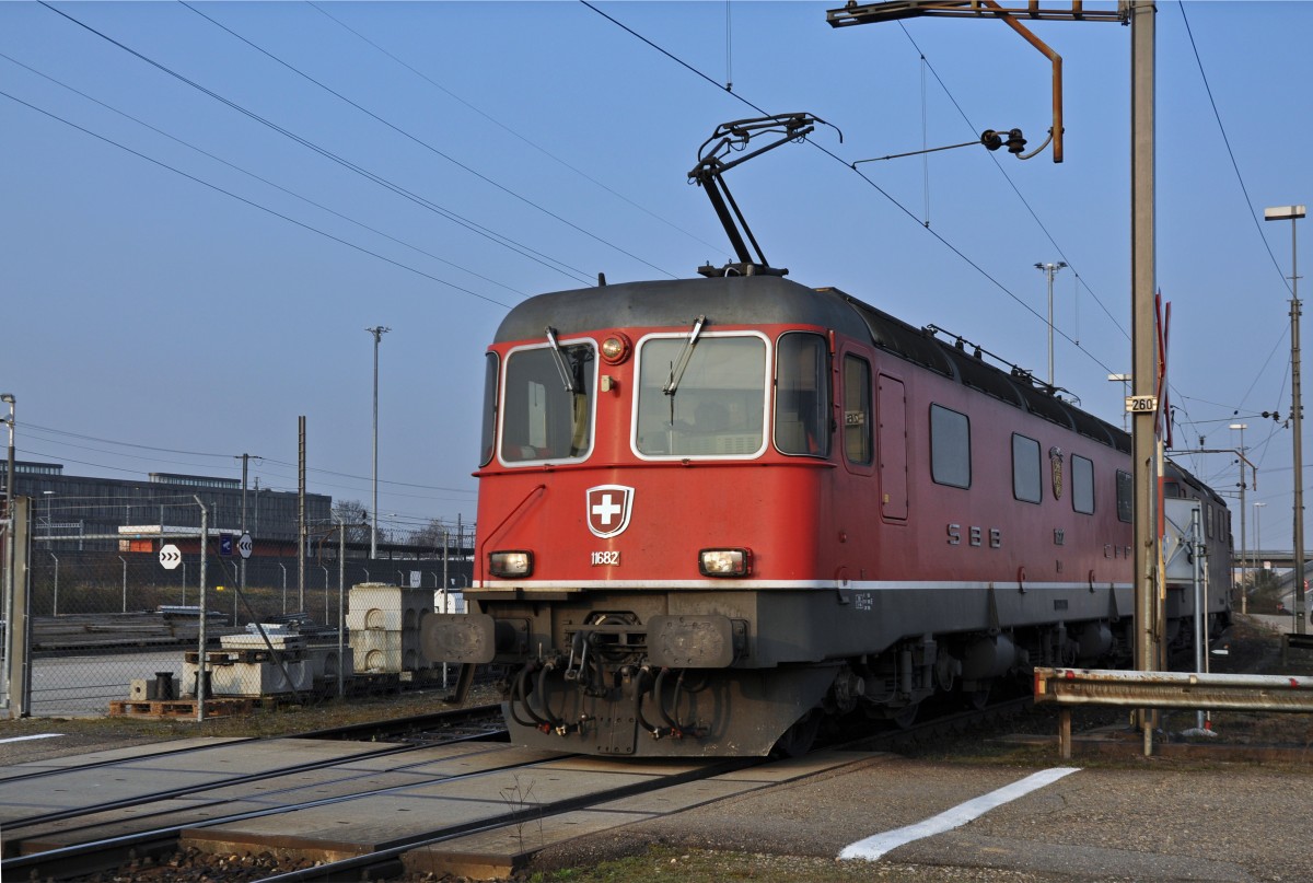 Re 6/6 11682 beim Güterbahnhof in Muttenz. Die Aufnahme stammt vom 06.03.2014.