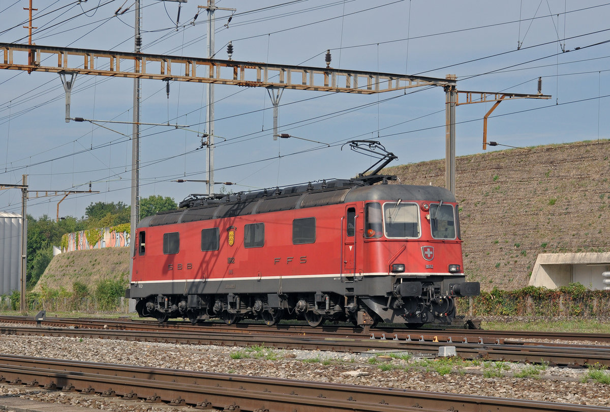 Re 6/6 11682 durchfährt den Bahnhof Pratteln. Die Aufnahme stammt vom 23.09.2016.