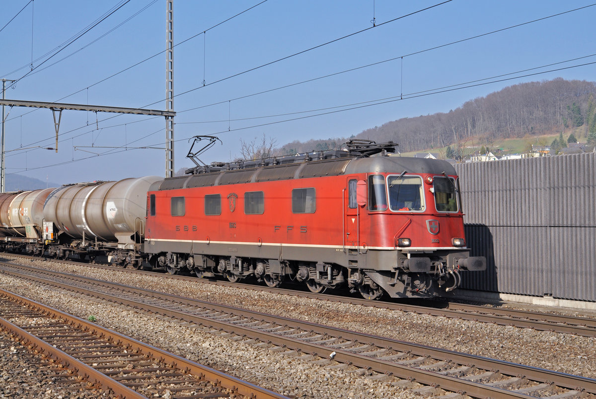 Re 6/6 11683 durchfährt den Bahnhof Gelterkinden. Die Aufnahme stammt vom 16.03.2017.