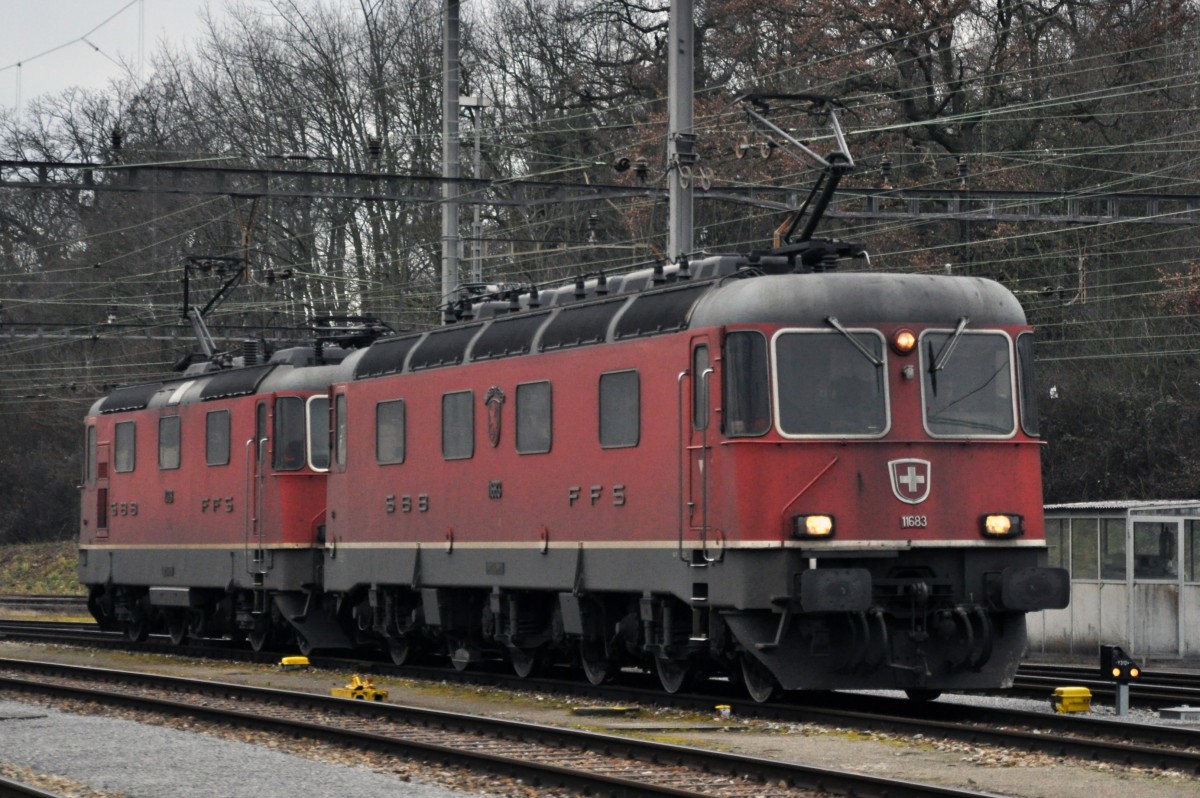 Re 6/6 11683 und Re 4/4 II 11328 am Güterbahnhof in Muttenz. Die Aufnahme stammt vom 08.20.2014.