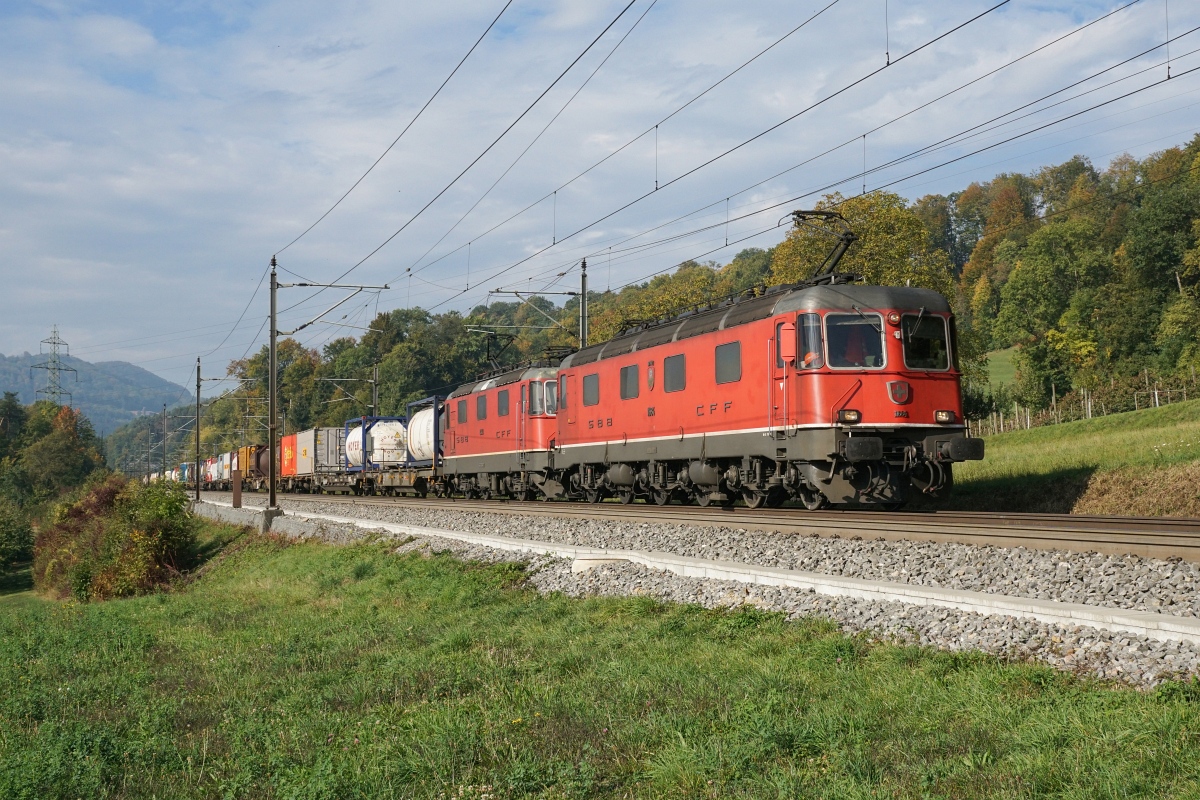 Re 6/6 11684 und Re 4/4 II 11340 befinden sich am 03.10.2015 bei Umiken.