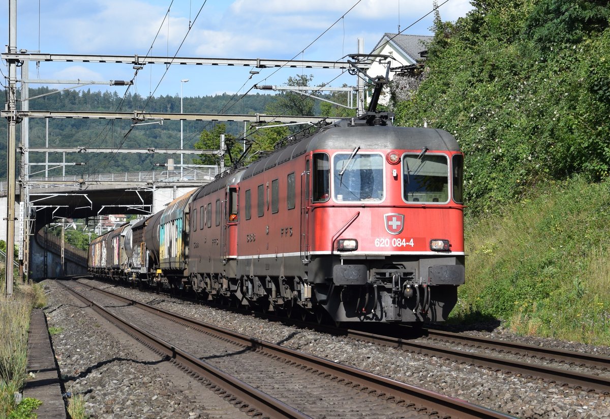 Re 6/6 11684  Uznach  und Re 6/6 11643  Laufen  ziehen in wenigen Sekunden ihren Güterzug am 21.08.2017 bei Vogelsang AG (Turgi) über die Reuss in Richtung Brugg