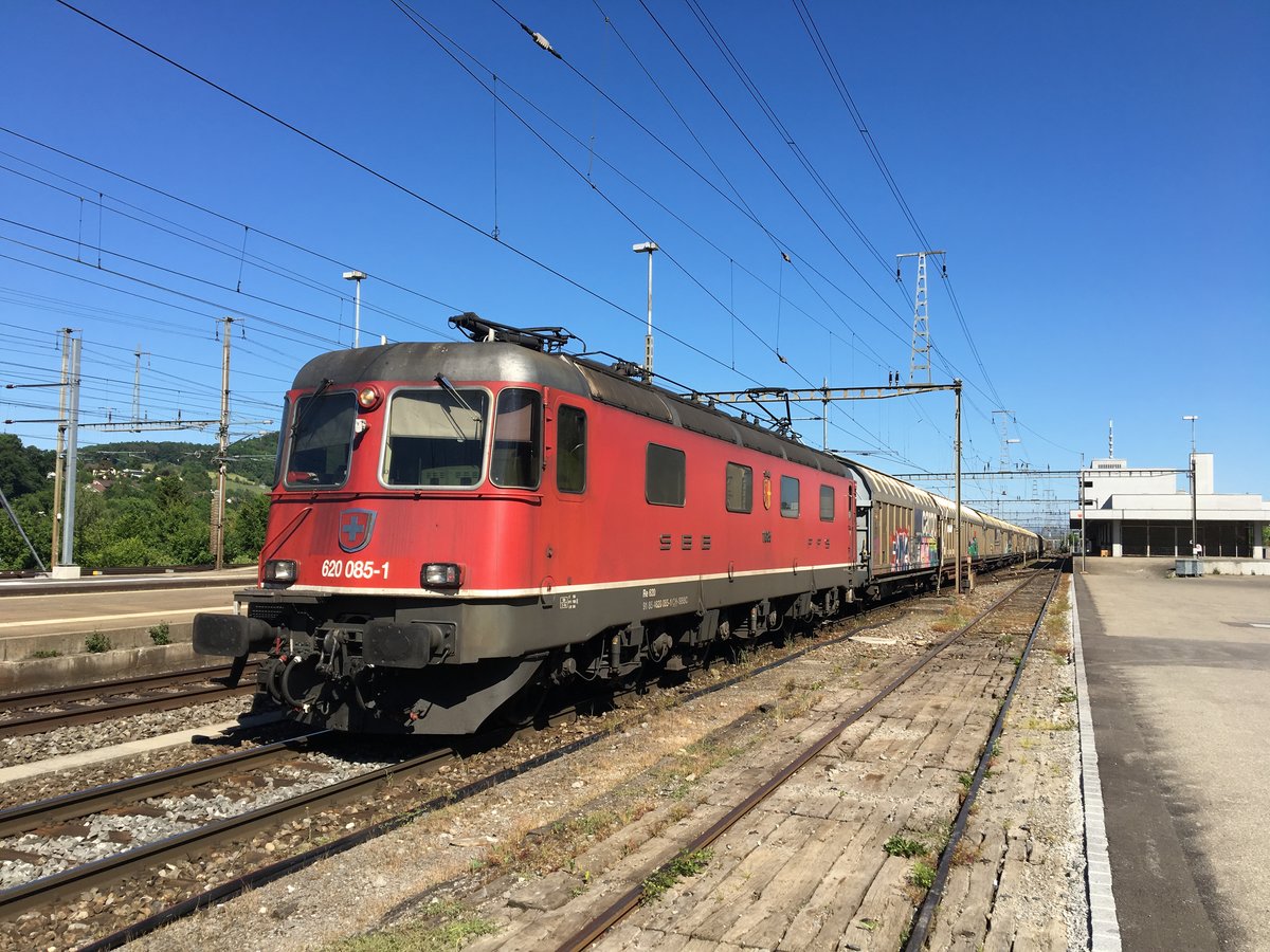 Re 6/6 11685 | 620 085-1 mit einem fast 600 Meter langen Expressgüter nach Oberbuchsiten, Killwangen-Spreitenbach, 26.05.2017.