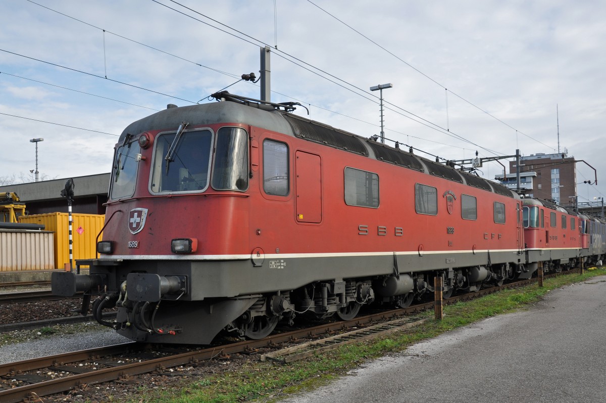 Re 6/6 11689 wartet beim Güterbahnhof auf den nächsten Einsatz. Die Aufnahme stammt vom 27.11.2014.