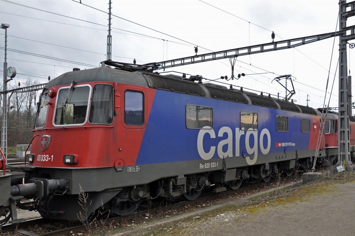 Re 6/6 620 033-1 am Güterbahnhof in Muttenz. Die Aufnahme stammt vom 15.02.2014.