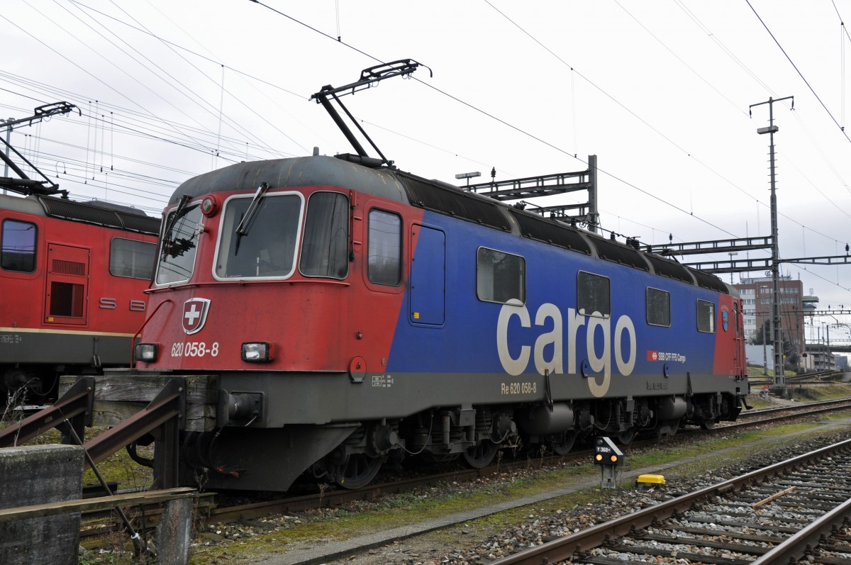 Re 6/6 620 058-8 am Güterbahnhof in Muttenz. Die Aufnahme stammt vom 08.20.2014.