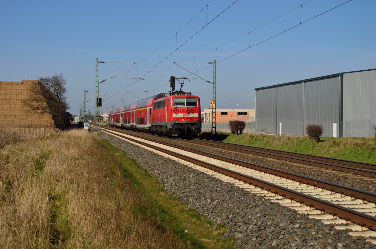 RE 7 geschoben von der 111 150-9 gen Krefeld. Hier ist sie bei Allerheiligen in Richtung Neuss fahrend abgelichtet. 9.3.2014