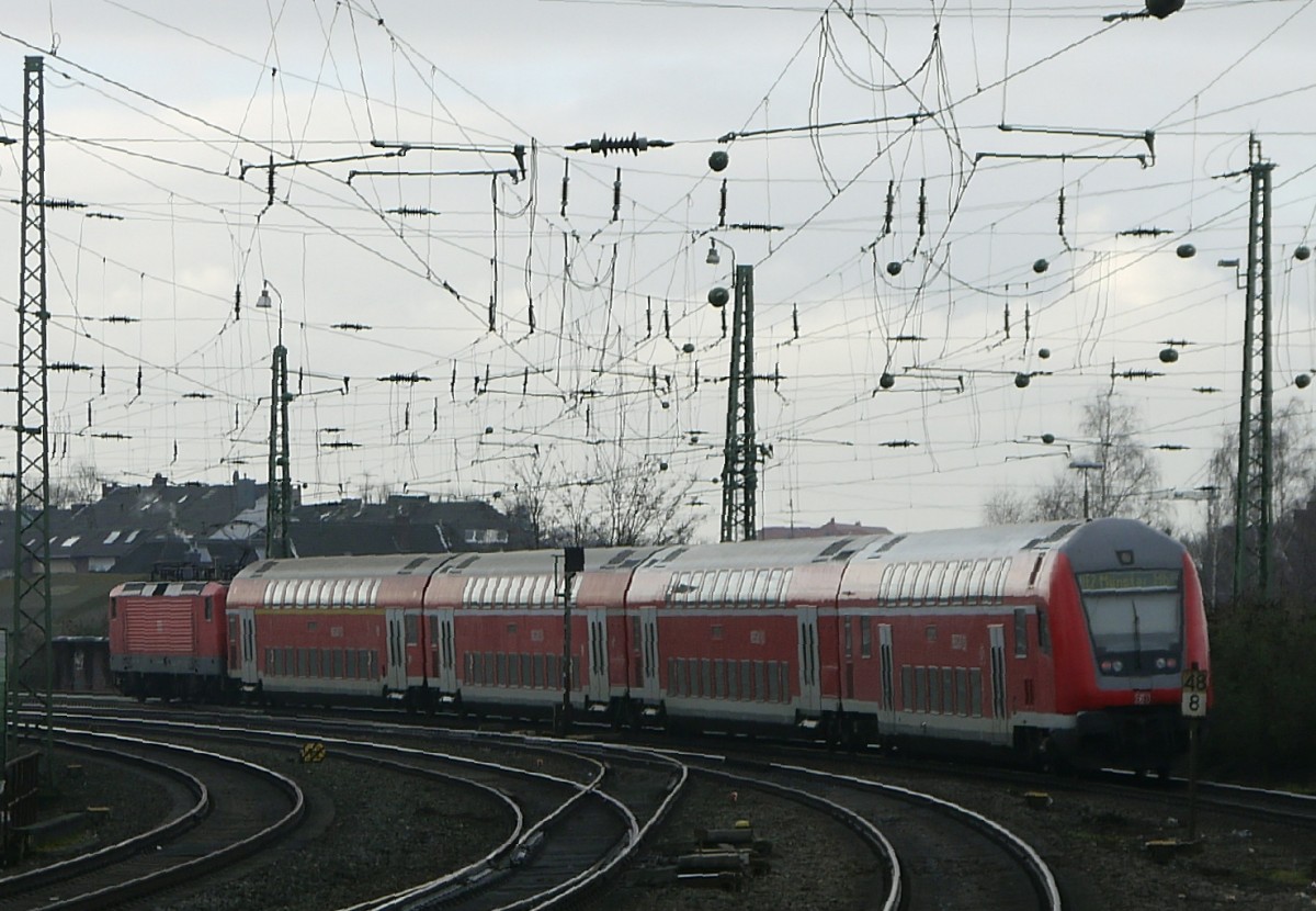 RE 7 Krefeld - Rheine, geführt von 112 156, hat Neuss verlassen und fährt Richtung Köln (24.1.14).