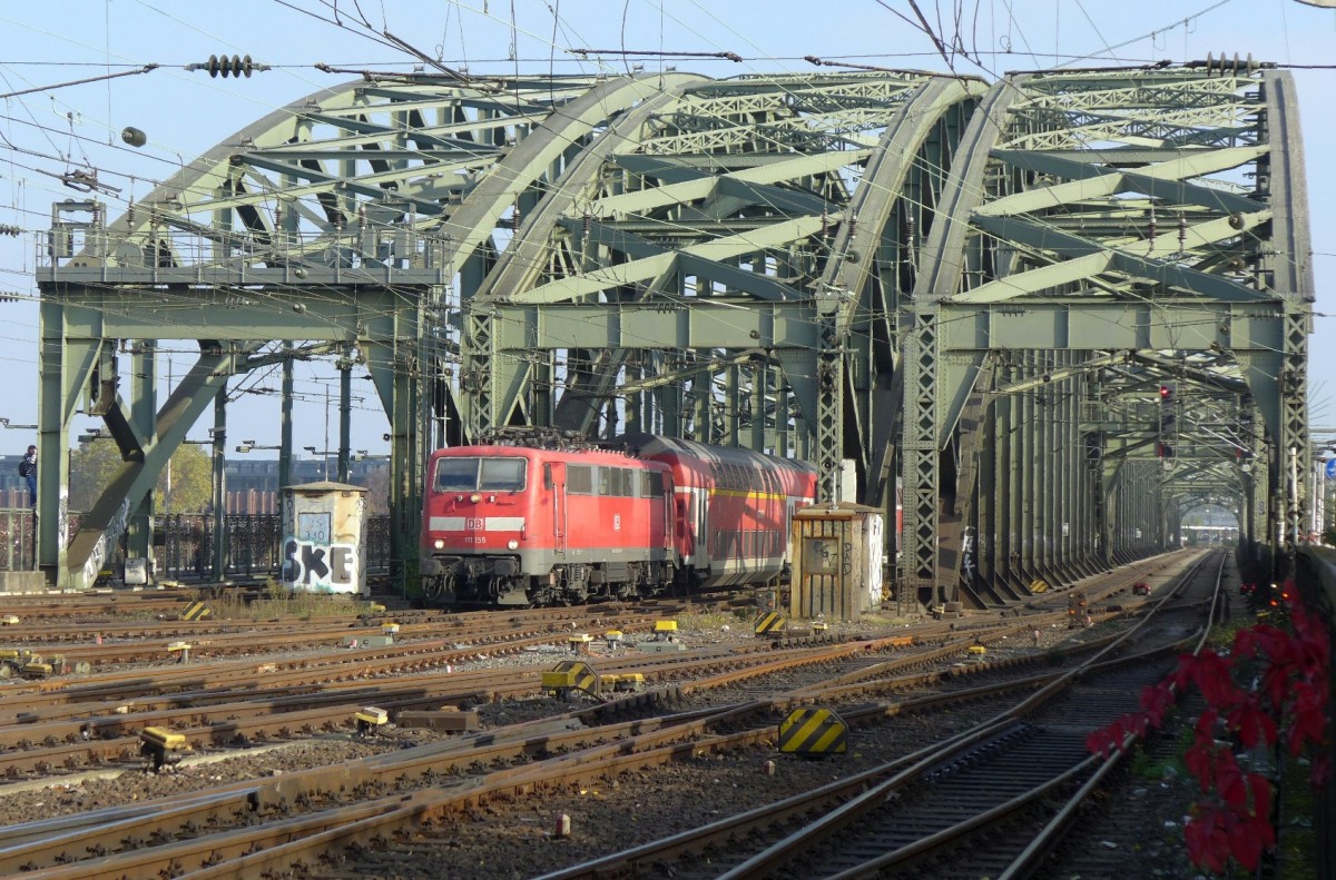 RE 7 vor dem Fahrplanwechsel: Br 111 + Doppelstockwagen. Hohenzollernbrück am 31. Oktober 2015.