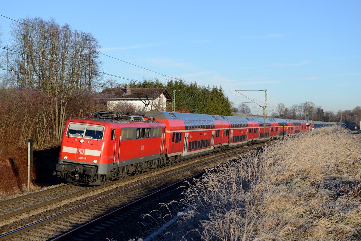 RE 79011 ist hier an seinem letzten Tag unter DB-Regio Ägide zu sehen, 111 180 bespannt die sechs Doppelstockwagen, die in den vergangenen Jahren für guten Reisekomfort auf der KBS 950 gesorgt haben (14. Dezember 2013).