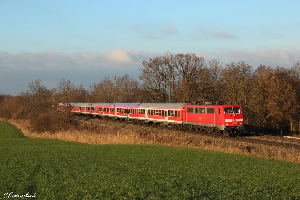 RE 79023 wurde am 02.12.13 von der DB 111 172 bespannt. Hier ist der Zug bei Hilperting zu sehen.