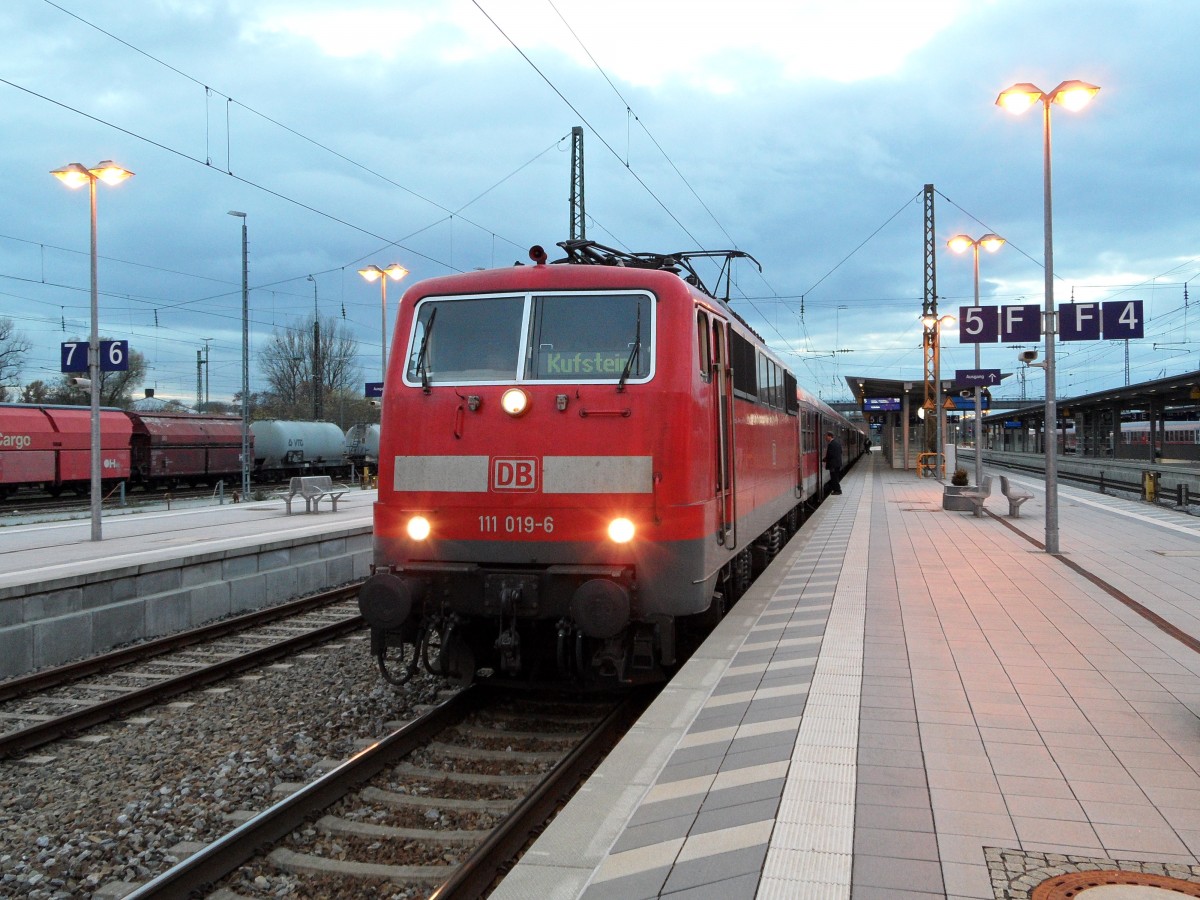 RE 79077 von München Hbf nach Kufstein, am 11.11.13 steht 111-019 mit einer Bn-Garnitur Abfahrbereit in Rosenheim
