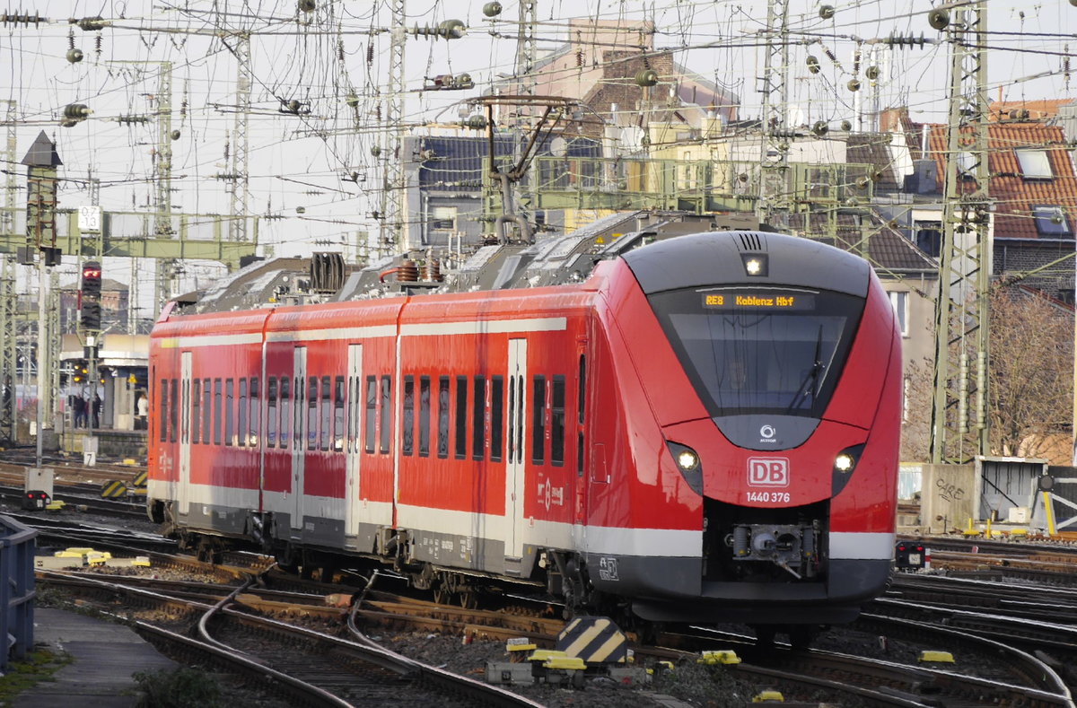 RE 8-Kurzzug 1440 376 nach Koblenz bei der Einfahrt in den Kölner Hbf, 28.12.19.