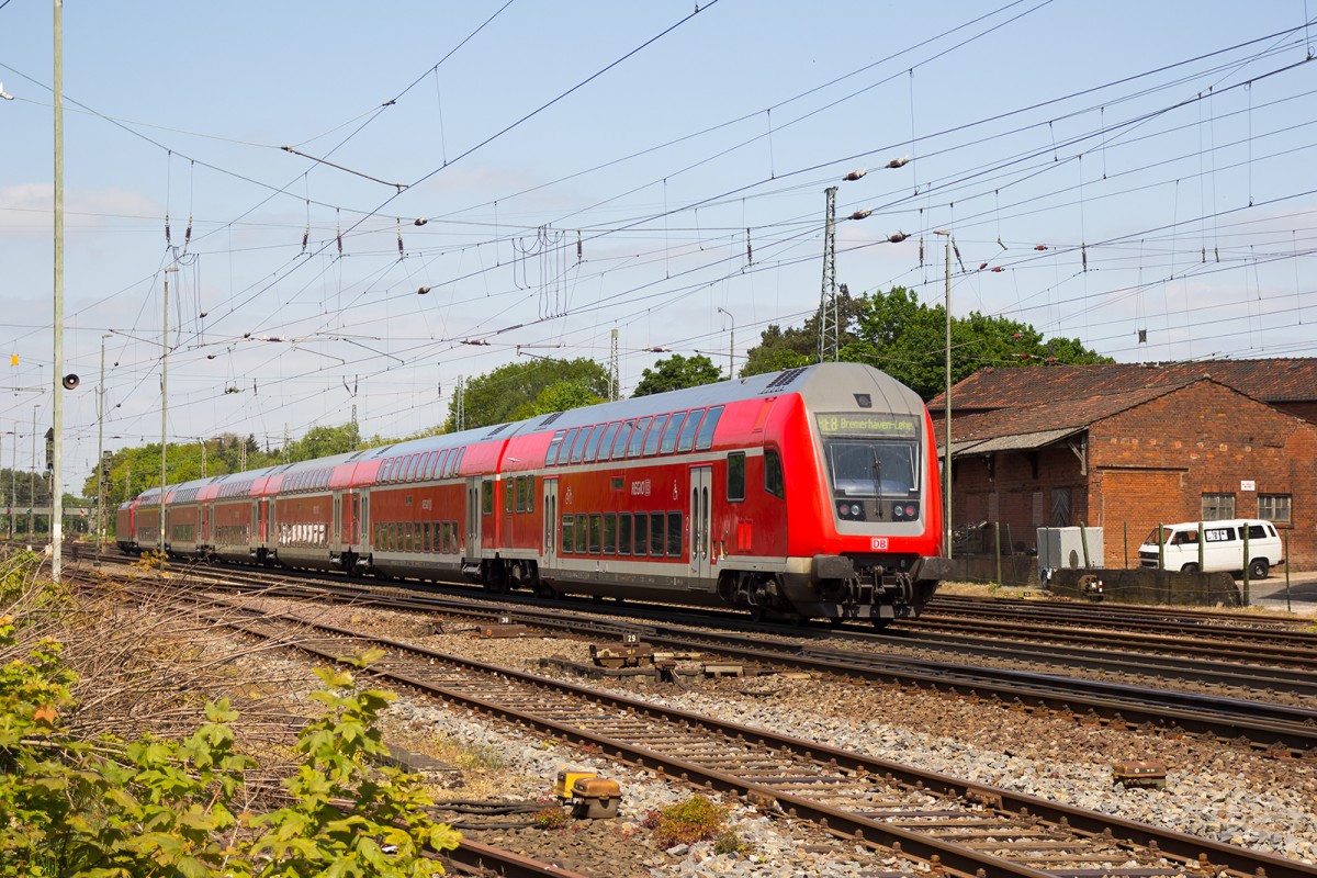RE 8 nach Bremerhaven-Lehe hat gerade den Bahnhof Verden(Aller) passiert. 15.5.15