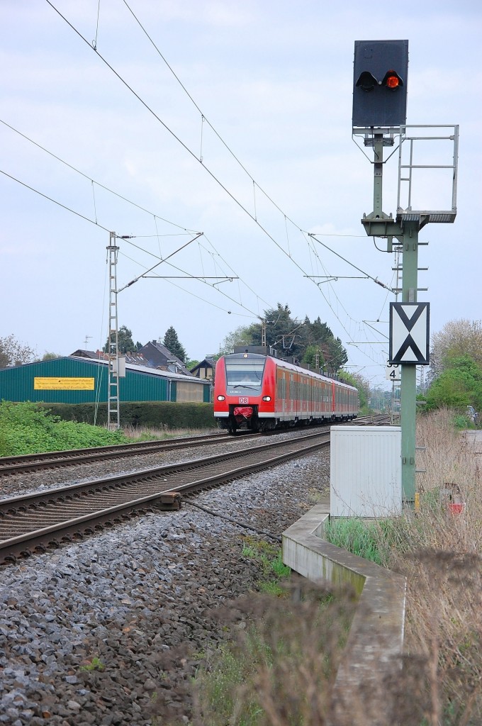 RE 8 Verstärkerzug nach Kaldenkirchen. Bei Gubberath am 10.4.2014.
Ach ja der Signalmast ist schief.....leider hatte ich gerade keine Wasserwaage dabei, um zu zeigen das er nach rechts neigt....
Bei den Triebwagen handelt es sich vorne um den 425 092-4 und am Ende um den 425 099-9.
