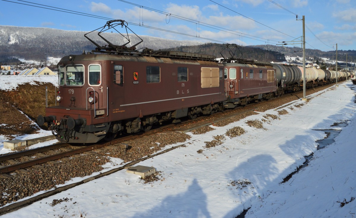Re 8/8 BLS  mit 179 *Bern +184 *Krattingen*  bei Otelfingen.
4. Februar 2015