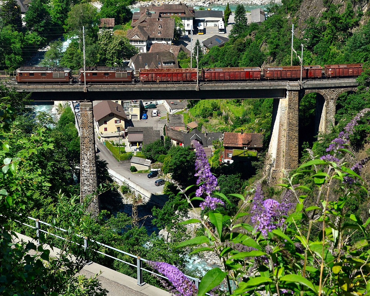 Re 8/8 BLS Stahltransport. Kerstelenbachbrücke Amsteg
16. Juli 2014