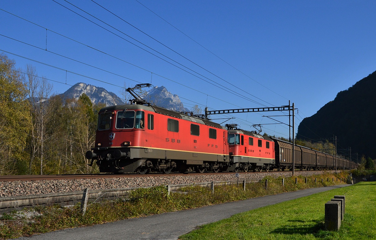 Re 8/8 mit Güter bei Weesen Richtung Ziegelbrücke.
28. Oktober 2014