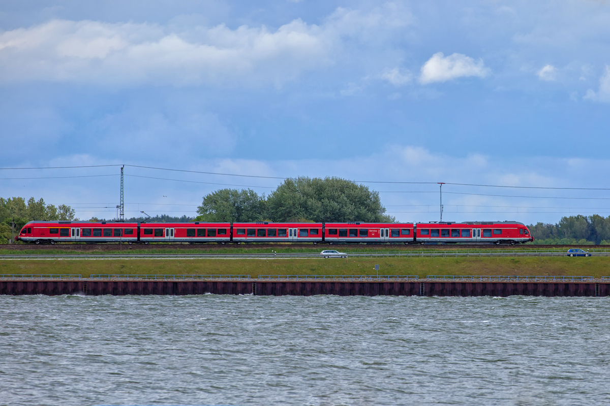 RE 9 auf dem Weg nach Stralsund, hier zwischen den Bahnhöfen Altefähr und Stralsund  Rügendamm. - 15.05.2016
