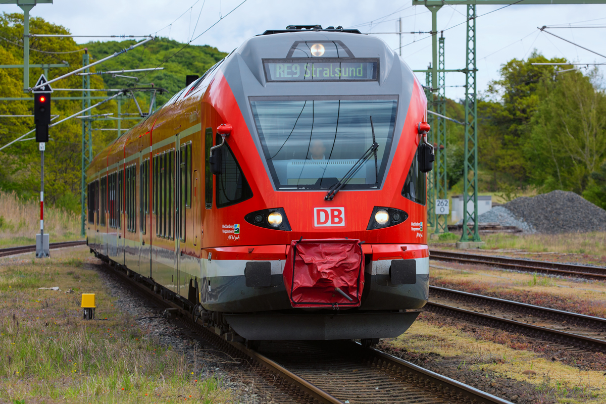 RE 9 auf dem Weg nach Stralsund, hier in Lietzow. - 15.05.2016
