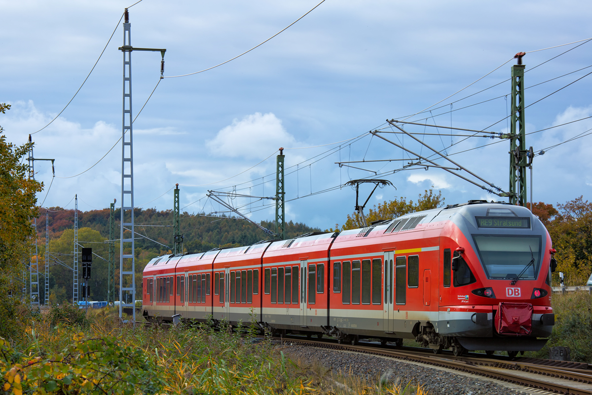 RE 9 auf der Fahrt nach Stralsund, hier bei der Ausfahrt in Lietzow. - 21.10.2015