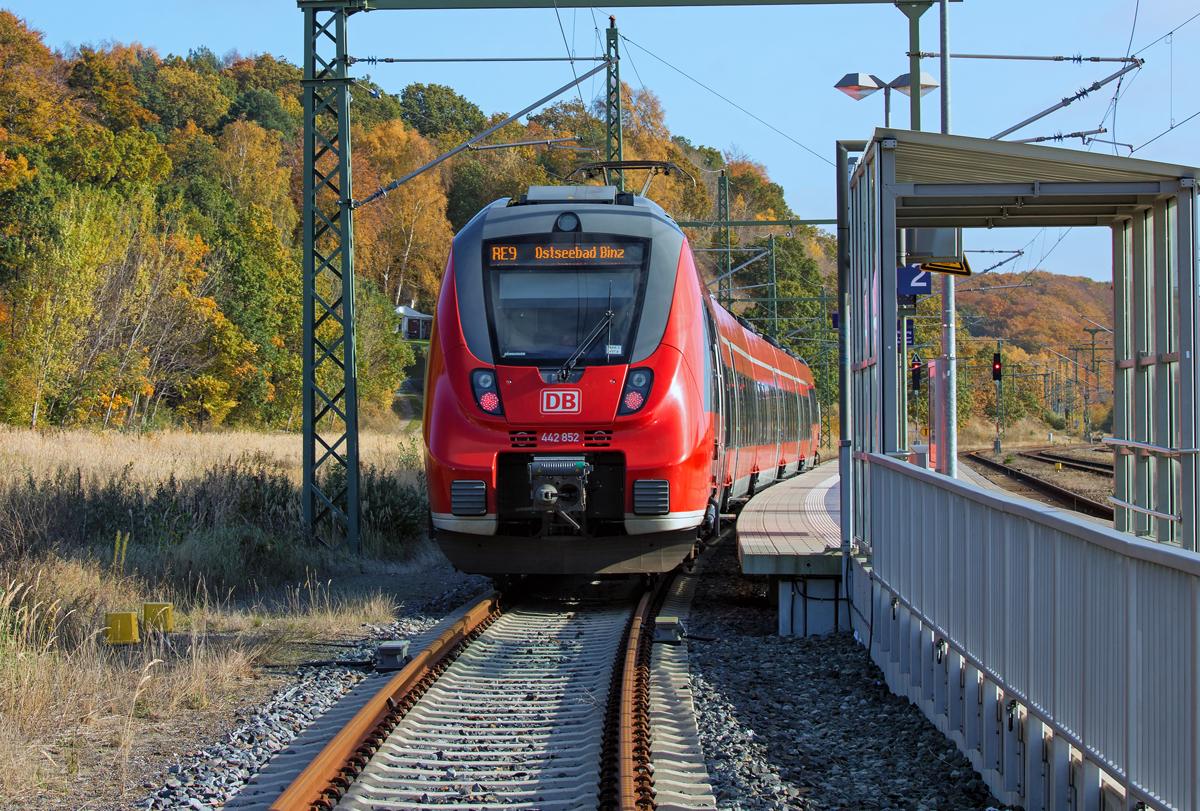 RE 9 auf der Fahrt zum Ostseebad Binz am Bahnsteig 1 in Lietzow. - 23.10.2015 - Vom nicht gesicherten RÜ aufgenommen.
