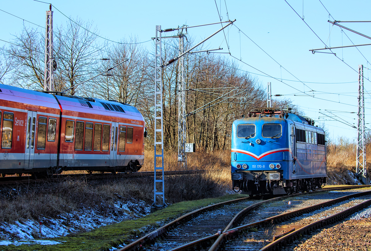 RE 9 fährt in Sassnitz Lancken an der EGP Lok 151 170 vorbei, die im Anschluss Kreidewerk auf das Ende der Beladung von Kreidewagen wartet. - 24.02.2017