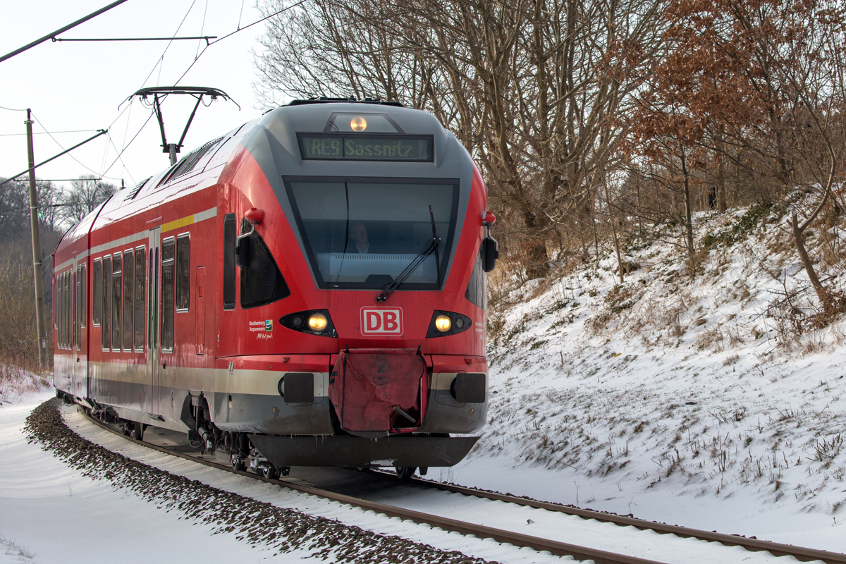 RE 9 im leicht verschneiten kurvenreichen Streckenabschnitt vor dem Endbahnhof Sassnitz. - 03.03.2018
