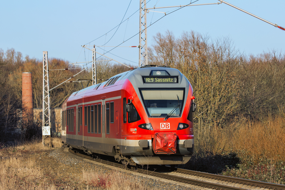 RE 9 nach Sassnitz, hier ausfahrend am Haltepunkt in Sagard. - 20.02.2018