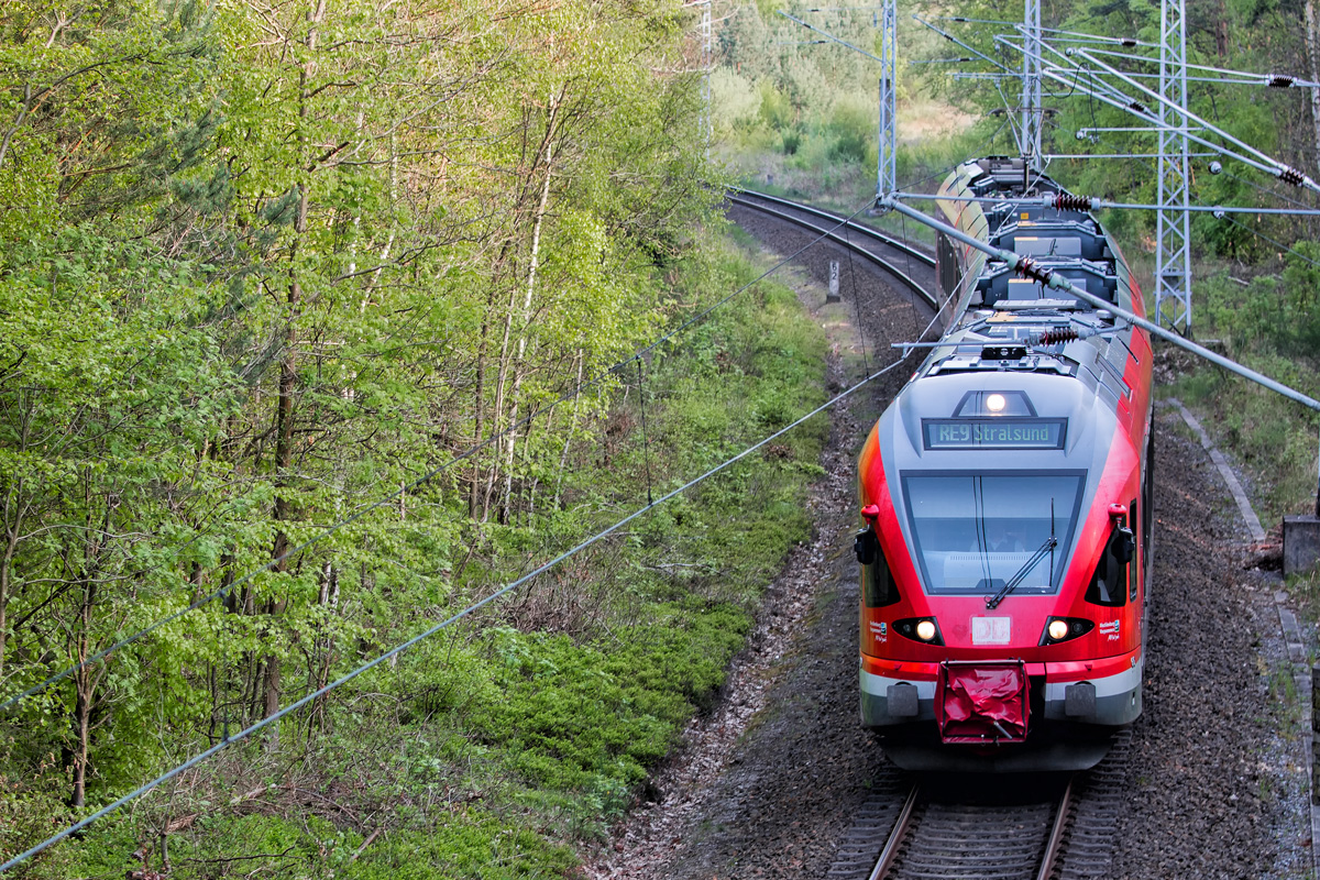 RE 9 nach Stralsund zwischen Prora und Lietzow. - 15.05.2017
