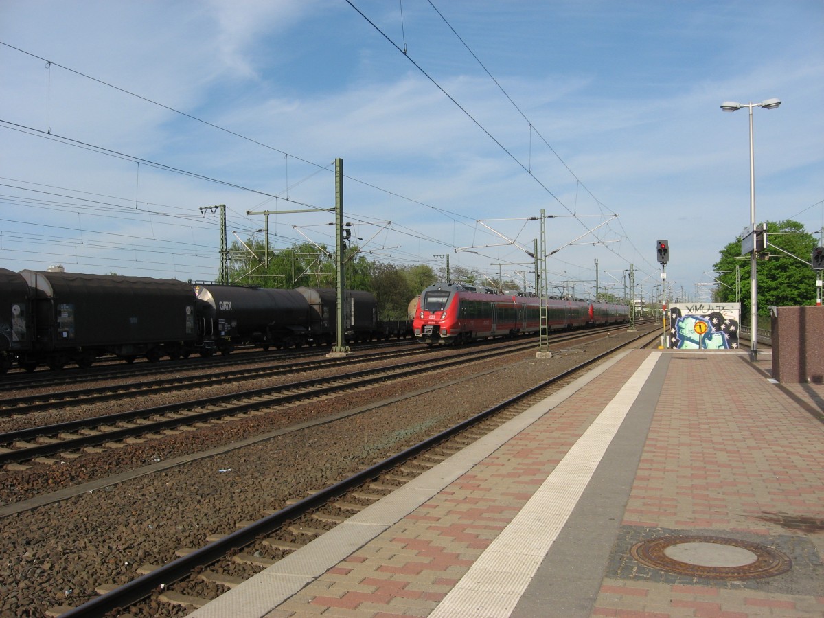 RE 9 Richtung Aachen bestehend aus 2 unbekannten Fahrzeugen der BR 442 fotografiert am 5.5.13 an der S-Bahnstation Kln-Mngersdorf/Technologiepark.