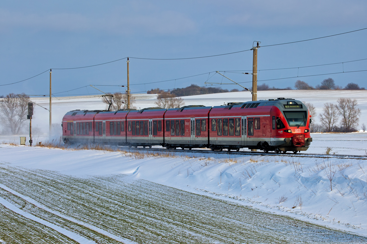 RE 9 von Sassnitz nach Rostock im verschneiten Streckenabschnitt zwischen Sagard und Lietzow. - 03.03.2018
