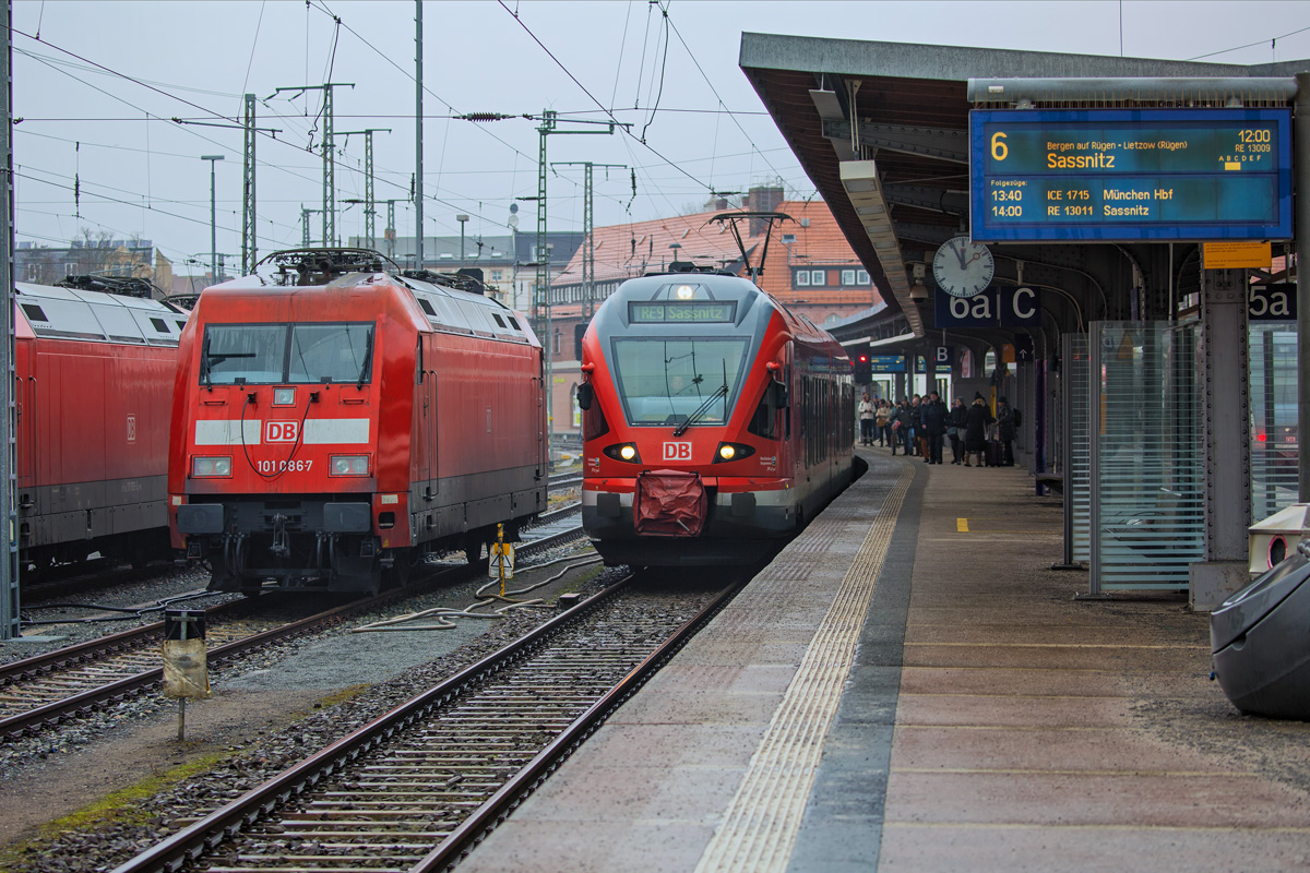 RE 9 in Stralsund auf Höhe der abgestellten Lok 101 086. - 05.02.2017