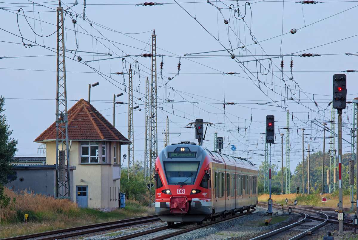 RE 9 von Stralsund zum Ostseebad Binz fährt am Stellwerk in Bergen vorbei. - 18.09.2015