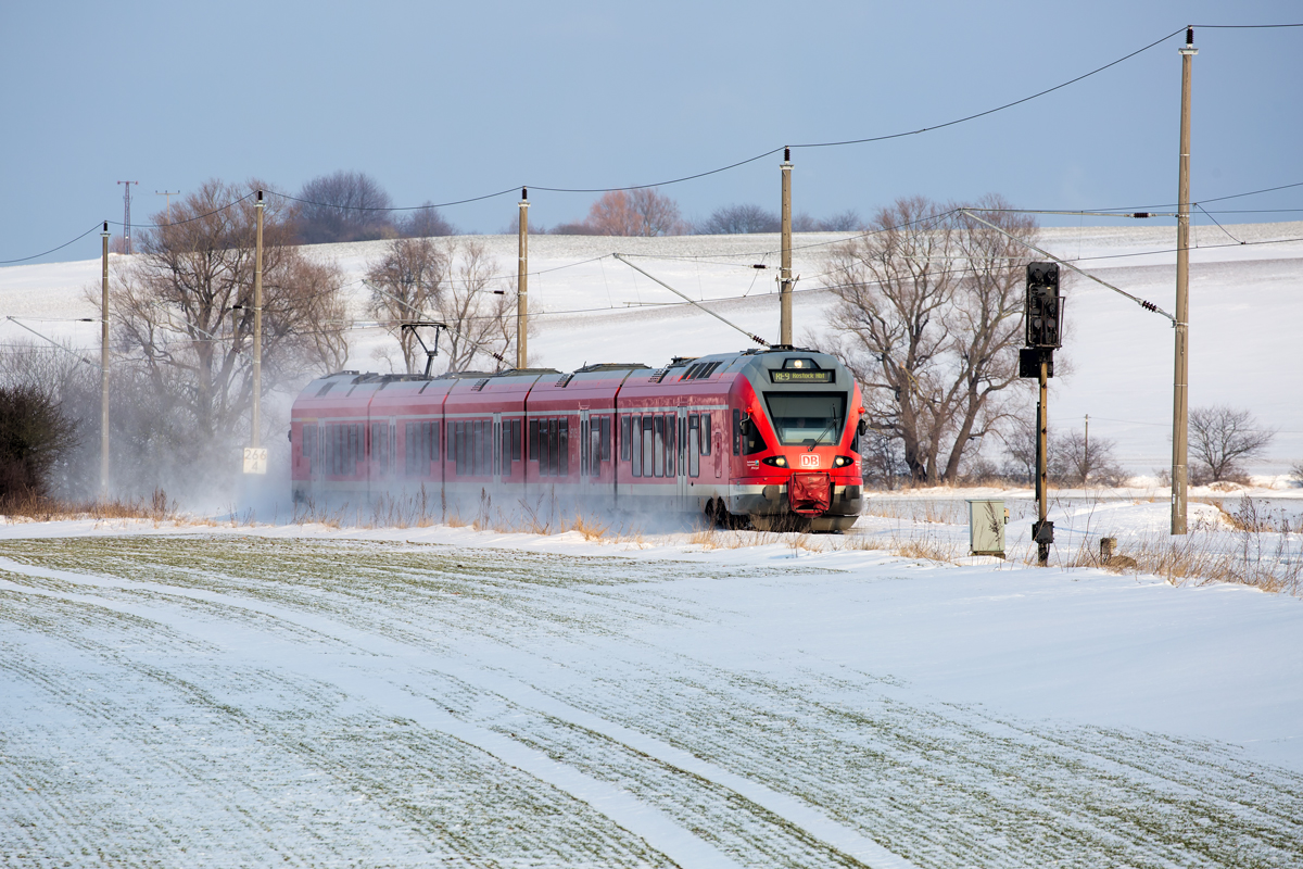 RE 9 im verschneiten Streckenabschnitt zwischen Sagard und Lietzow. Kurz vor Ostern hat sich im Norden der Winter zurück gemeldet.. - 03.03.2018

