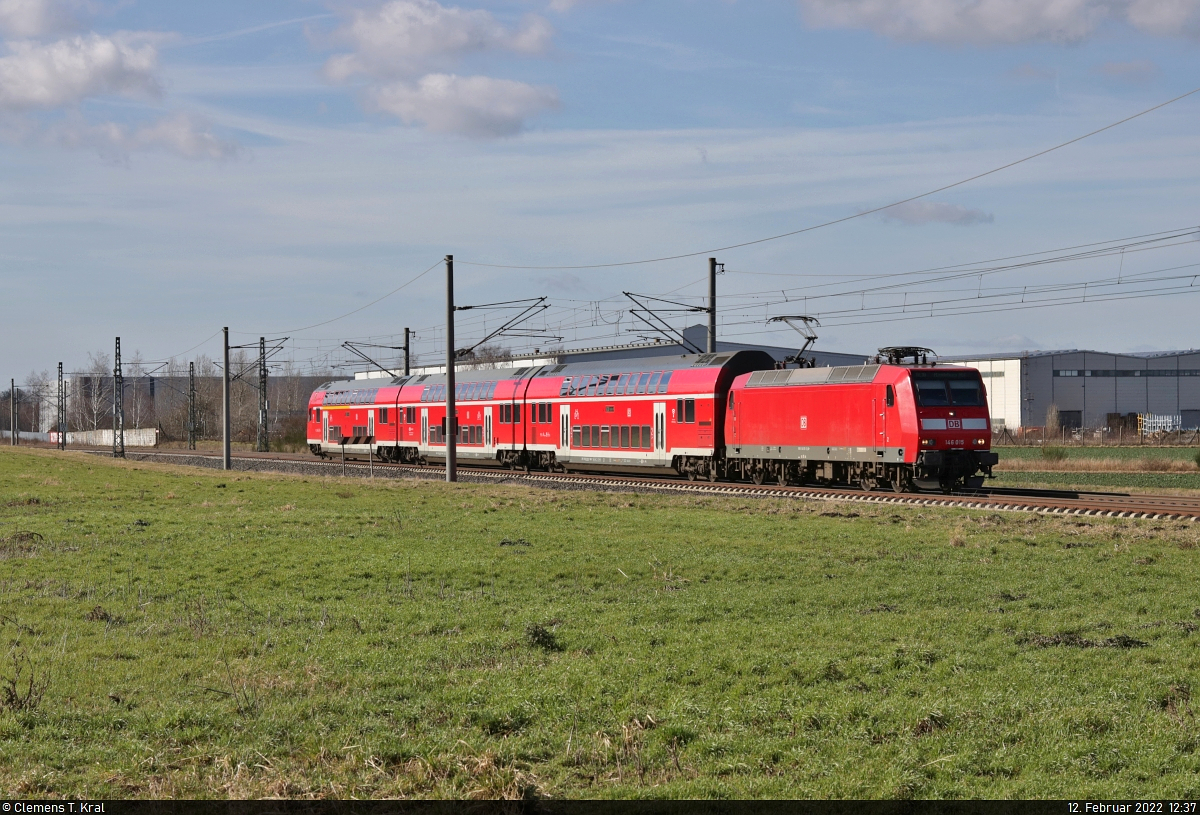 RE auf Abwegen:
146 015-3 fährt eine störungsbedingte Umleitung über Bitterfeld und Dessau Hbf und konnte bei Hohenthurm angetroffen werden.

🧰 Elbe-Saale-Bahn (DB Regio Südost)
🚝 RE 16318 (RE30) Halle(Saale)Hbf–Magdeburg Hbf [+30]
🕓 12.2.2022 | 12:37 Uhr