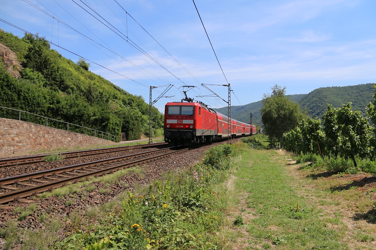 RE aus Saarbrücken in Richtung Koblenz; geschoben von 143 168. Aufgenommen bei Müden (Mosel) am 18.07.2014.