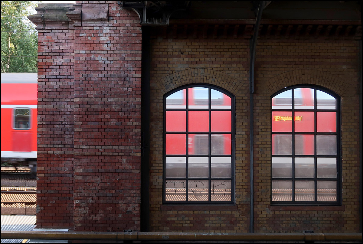 RE-Durchfahrt -

Blick von der S-Bahnstation Bellevue auf die beiden Fern- und Regionalbahngleise mit einem durchfahrenden Dosto. Schön wäre die Aufnahme auch mit der bunten Lok gewesen, aber da waren mir dann Personen ins Bild gelaufen.

21.08.2019 (M)