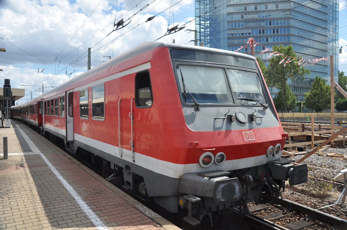 RE Mannheim-Karlsruhe mit n-Wagen und 111!
Zugbildung: 111 026 + 22-34 095 Bnrz 443.0 + 22-34 047 Bnrz 436.4 + 22-34 388 Bnrz 451.4 + 31-34 282 ABnrz 418.4 + 80-35 148 Bnrdzf 483.1!

Mannheim HBF

August 2016 