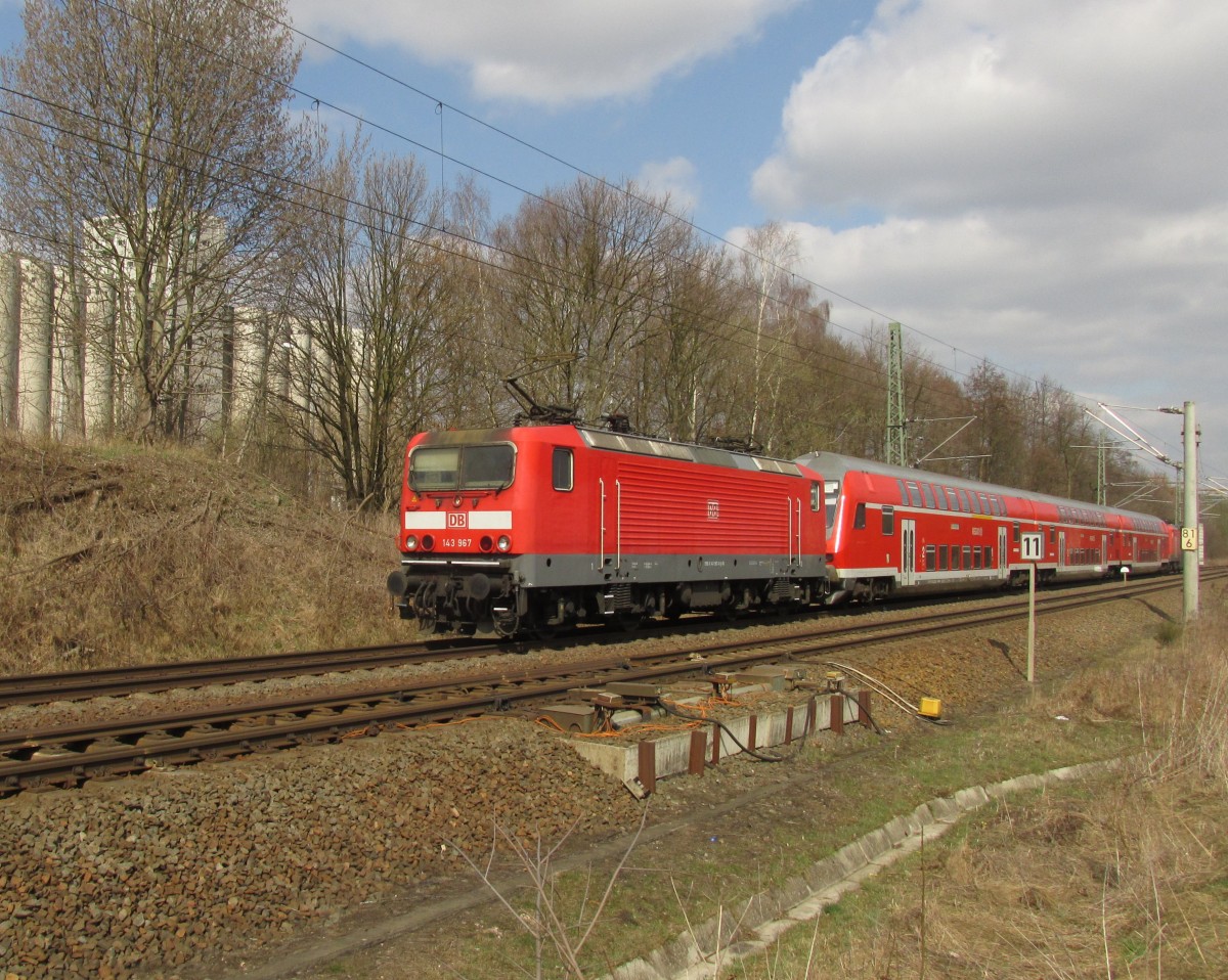RE mit 143 967 vor Steuerwagen und als Schub die 143 355, gesehen in Neumark am 28.03.2015. 