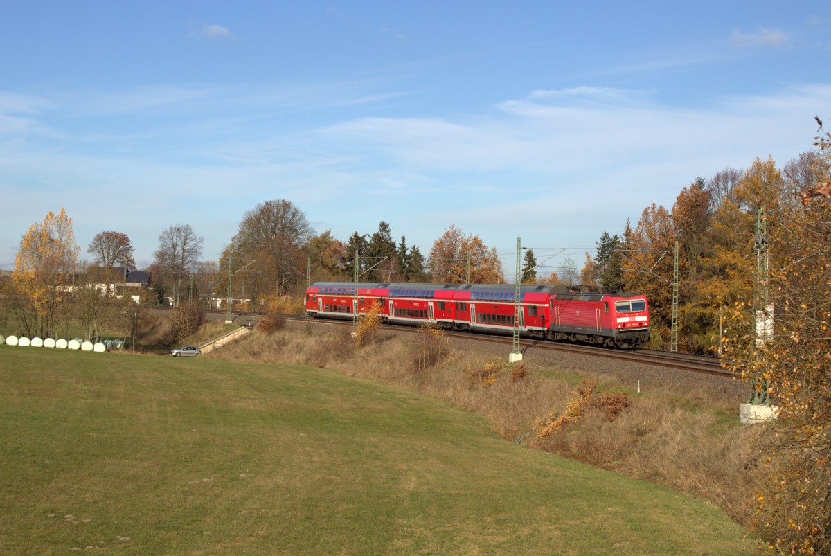 RE nach Hof mit 143 359-8 die nach schiebt. Gesehen in Oberjößnitz am 08.11.2015.