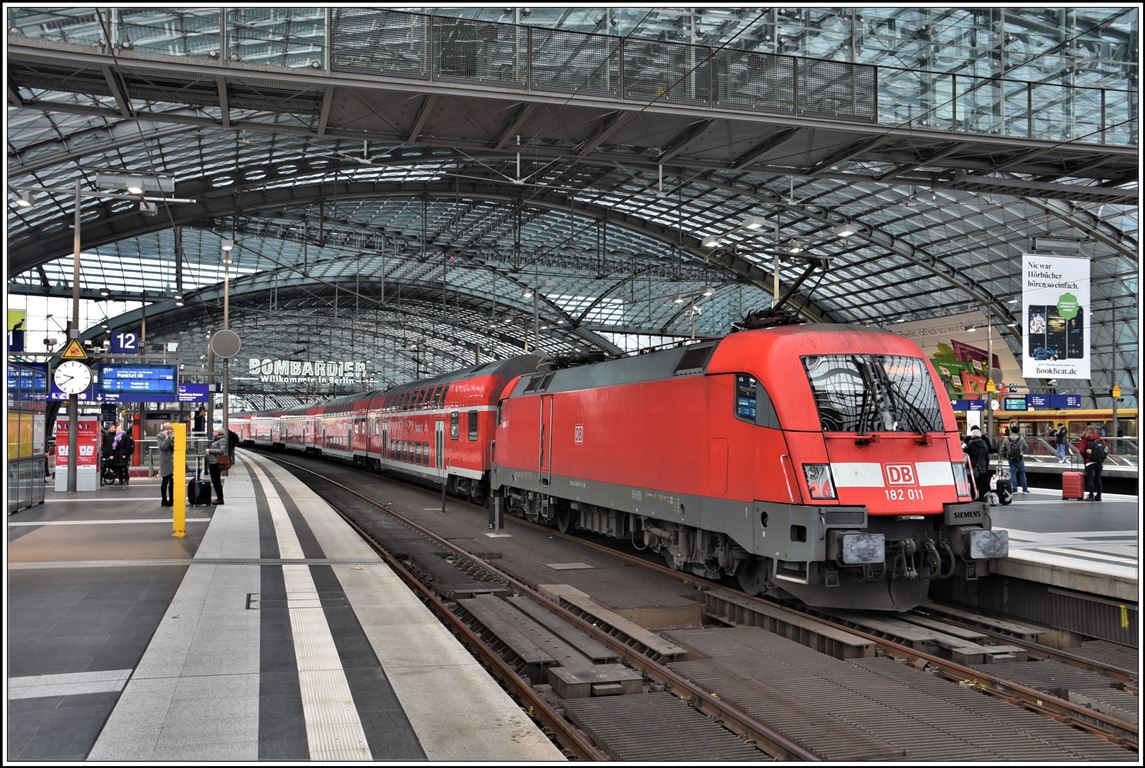 RE nach Magdeburg mit 182 011 in Berlin Hbf (17.11.2019)