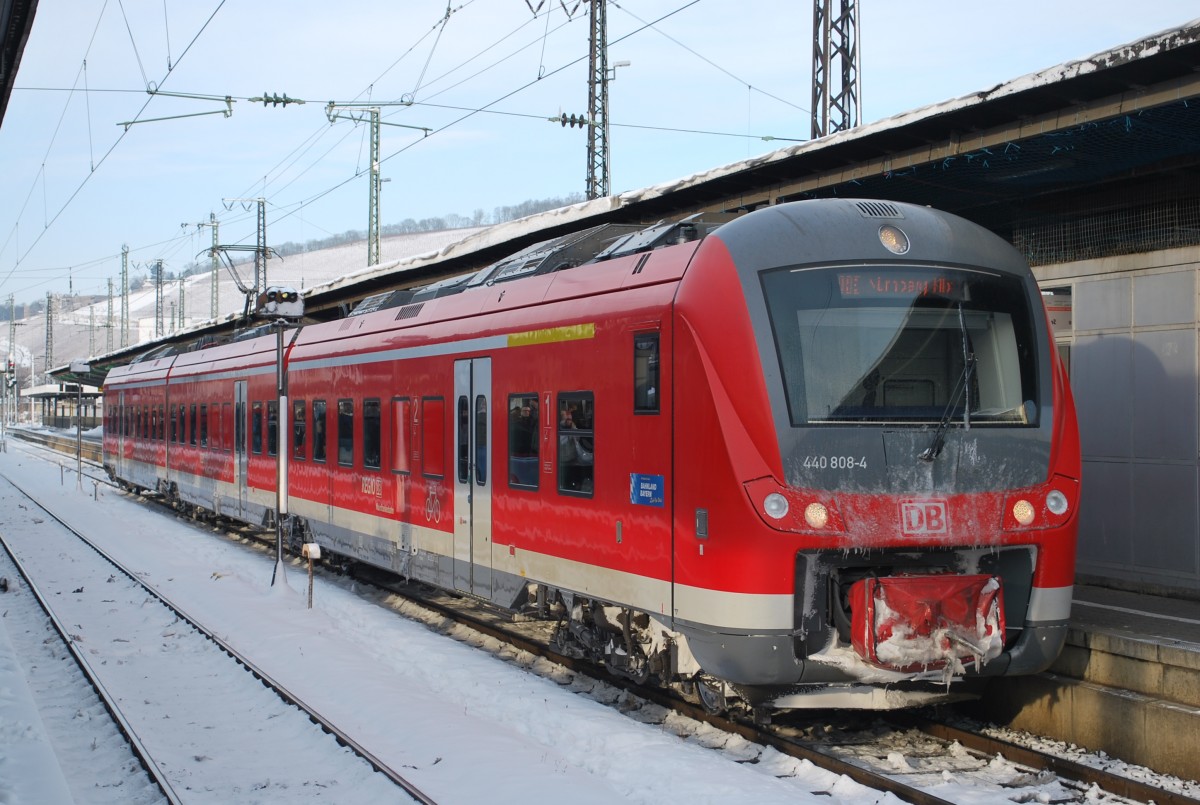RE nach Nürnberg am 28. Dezember 2014 abfahrtbereit in Würzburg Hbf.