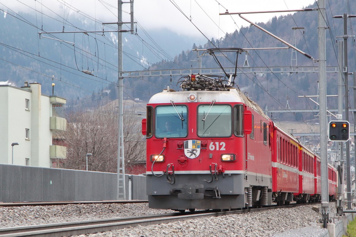 RE nach Scuol-Tarasp mit Ge4/4 II Nr.612 bei der Station Chur-Wiesental.27.02.14