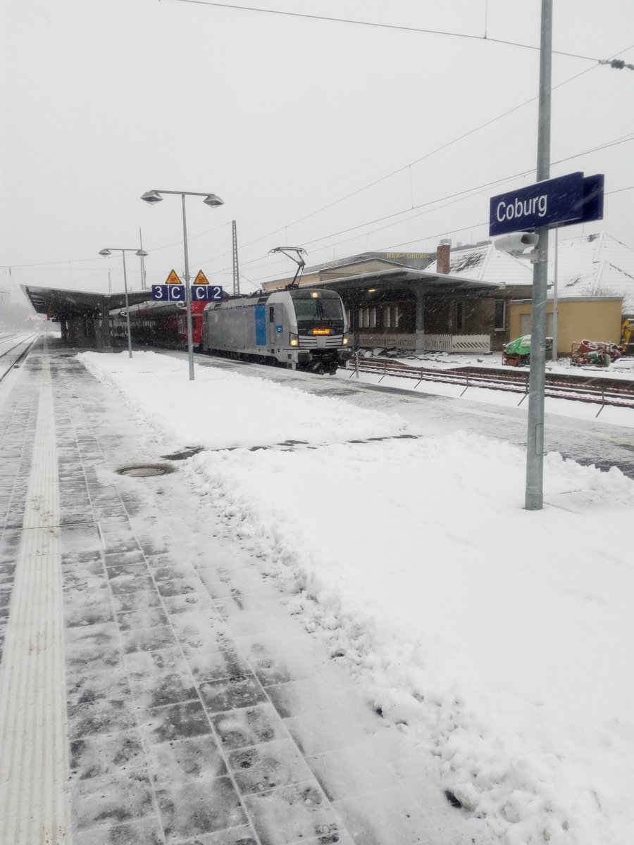 RE steht zur Abfahrt bereit von Sonneberg kommend nach Nürnberg HBF am 10.12.2017 in Coburg an Gleis 2. Gefahren wird mit 4 Doppelstock und 2 Vectron von Railpool angemietet über die NBS Nürnberg-Erfurt.
