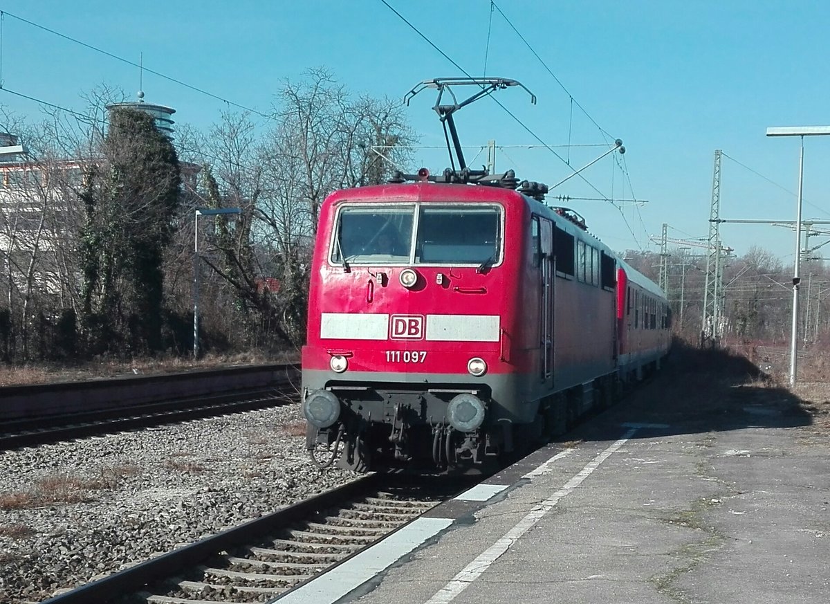 RE Stuttgart-Nürnberg mit 111 097 und 5 n-Wagen am 25.02.2017 in Bad Cannstatt.