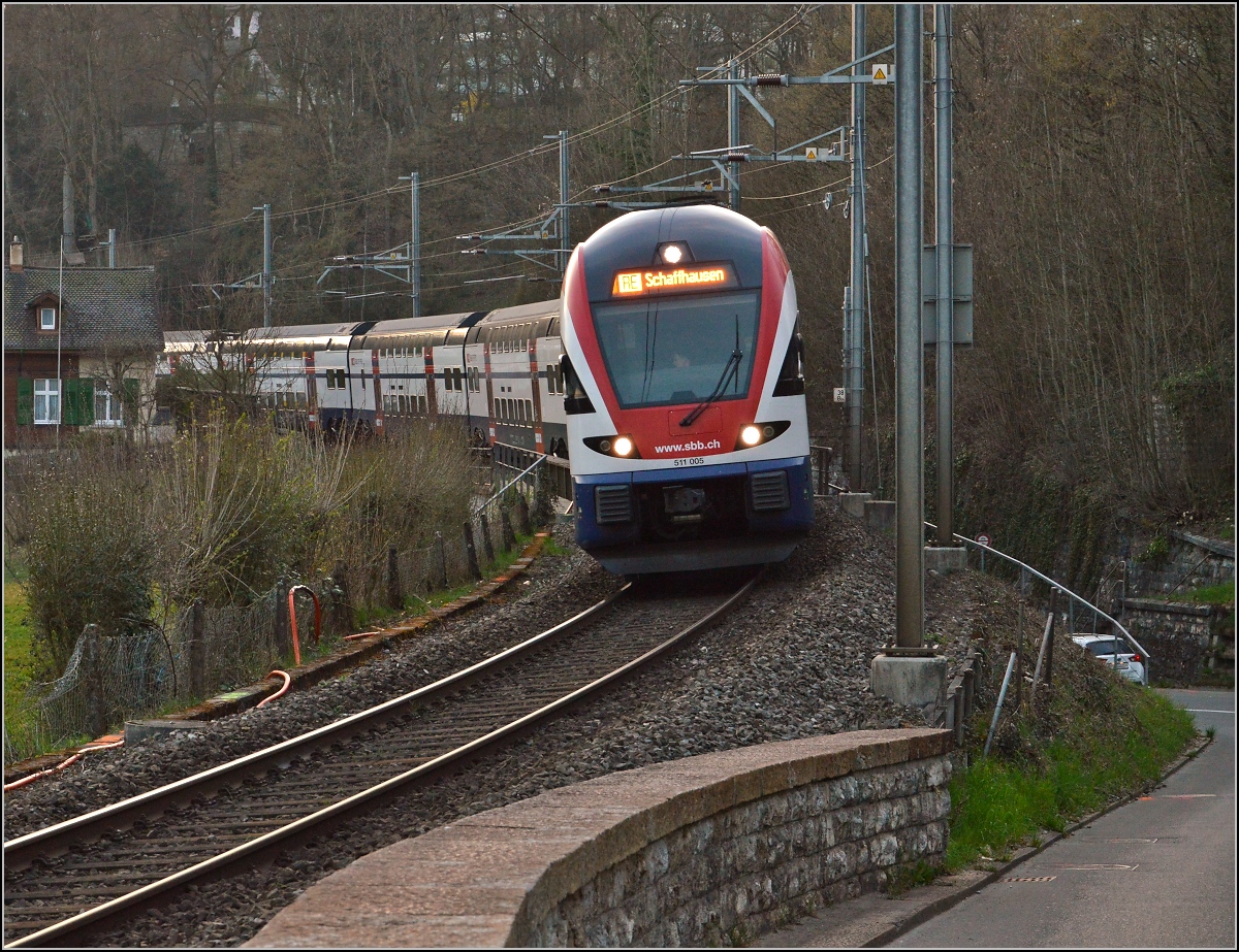 RE Zürich-Schaffhausen mit 511 005 in der Panoramakurve oberhalb des Rheinfalls. März 2014.