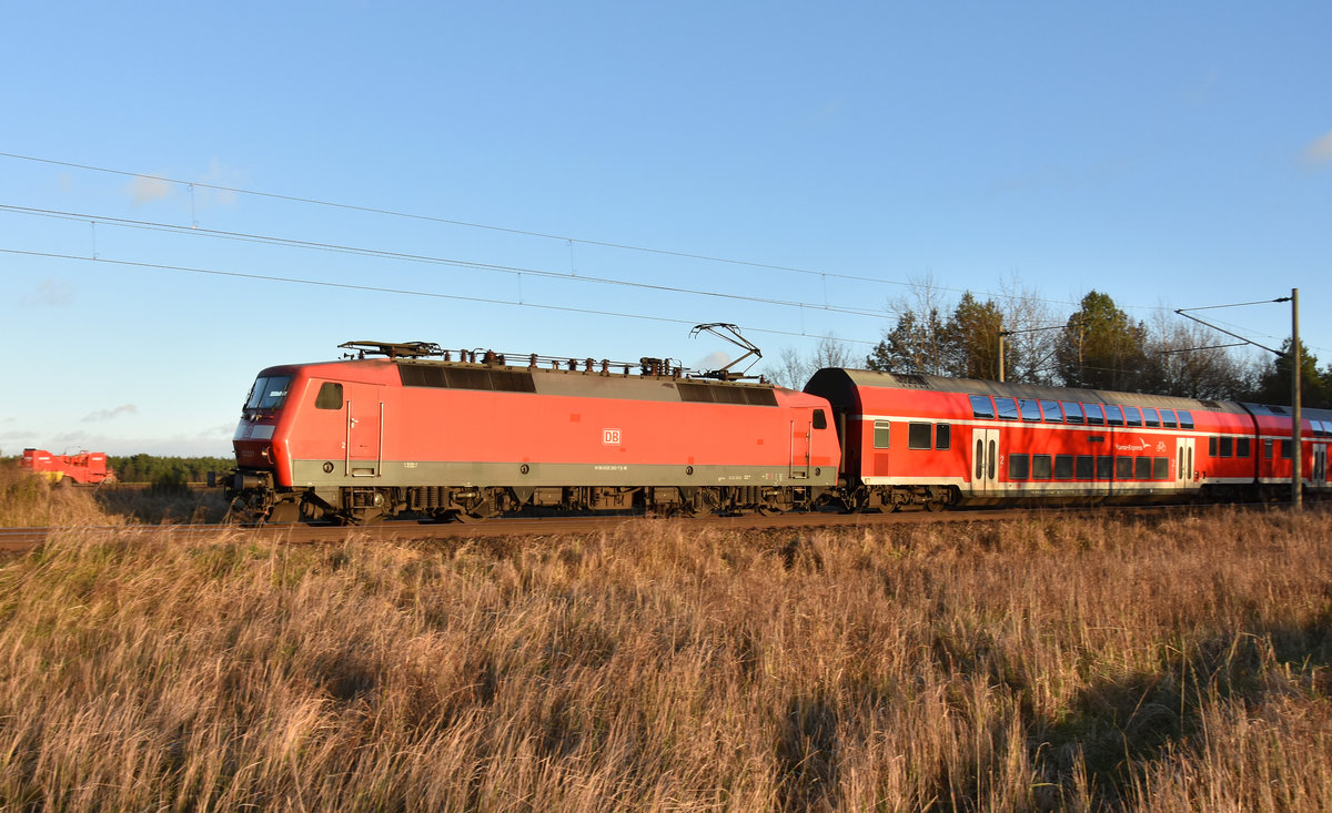 RE1 des Hanse-Express kommend aus Schwerin, mit der schicken 120 202-7 in Front. 04.12.2017, 3km östlich von Büchen.