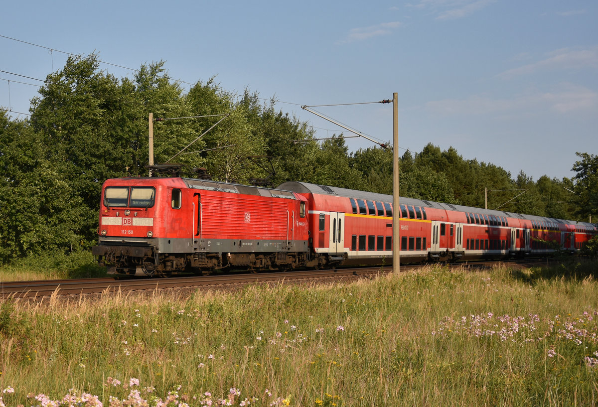 RE1 des Hanse-Express mit der 112 150-8 in Front, kurz vor der Einfahrt am Bahnhof Büchen. 3km östlich von Büchen, 26.07.2018.