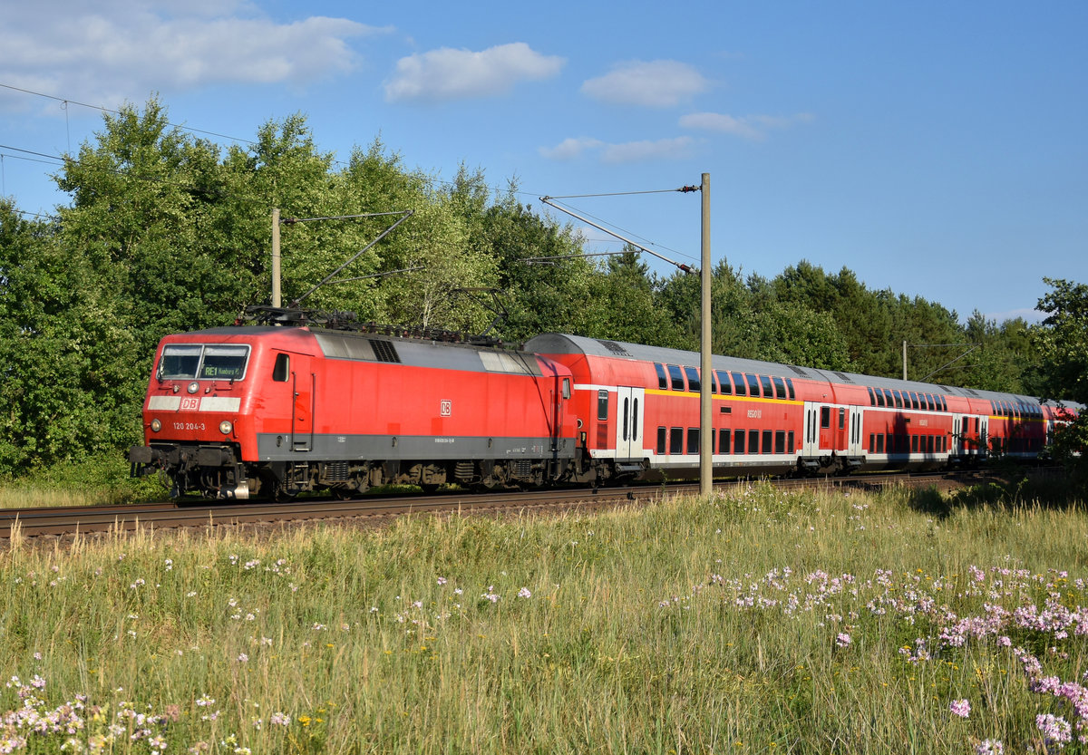 RE1 des Hanse-Express mit der 120 204-3 in Front, kurz vor der Einfahrt am Bahnhof Büchen. 3km östlich von Büchen, 23.07.2018